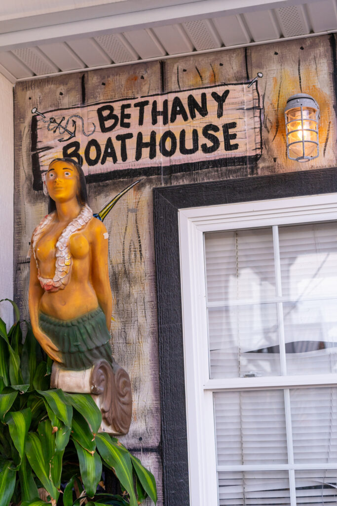 a sign on the side of a building that says, behany boathouse